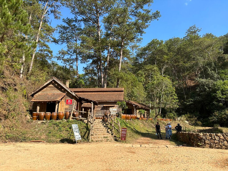 Un atelier de production d’alcool des K’Ho dans le village de Cù Lân. Un atelier de production d’alcool des K’Ho dans le village de Cù Lân.