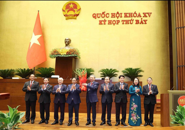 Des dirigeants du Parti et de l'État félicitent le nouveau Président de la République. Photo : VNA.