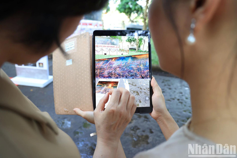 Les visiteurs peuvent admirer le panorama entourant le cercle d'un diamètre de 5,5 m et d'une hauteur de plus de 3 m et expérimenter la technologie de réalité augmentée avec un modèle panoramique à 360 degrés. De plus, de nombreux codes QR figurent sur la peinture. En utilisant un téléphone pour scanner les codes QR sur le tableau, les visiteurs recevront des informations relatives à chaque étape importante de la bataille de Diên Biên Phu. Photo: NDEL.