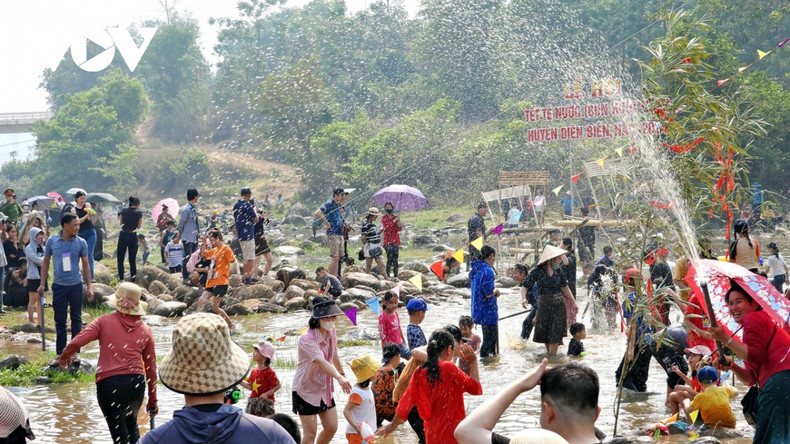 La fête est l’occasion pour les gens de prier pour la pluie, de bonnes récoltes, de belles choses dans la vie, oublier la malchance de l’année précédente et accueillir une nouvelle année bénéfique. Photo: VOV.