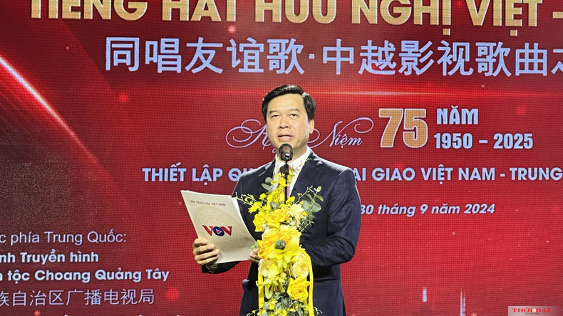 Le directeur général adjoint de la Voix du Vietnam (VOV), Ngo Minh Hien, s’est déclaré convaincu que le programme « Le chant de l’amitié Vietnam — Chine » contribuerait à relier les peuples vietnamien et chinois, à consolider et à renforcer leur amitié étroite, ainsi qu’à promouvoir les relations de partenariat stratégique à long terme entre les deux pays. Photo : thoidai.com.vn.