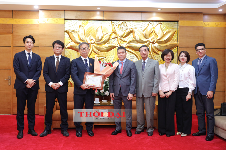 L'ambassadeur japonais Yamada Takio a eu des contributions actives à la consolidation et au renforcement de la compréhension, de l’amitié, de la solidarité et de la coopération entre les peuples vietnamien et japonais. Photo : thoidai. L'ambassadeur japonais Yamada Takio a eu des contributions actives à la consolidation et au renforcement de la compréhension, de l’amitié, de la solidarité et de la coopération entre les peuples vietnamien et japonais. Photo : thoidai.