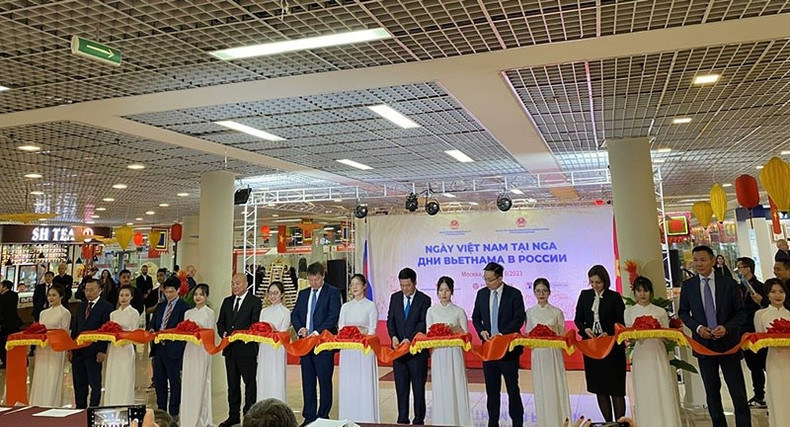 Lors de la cérémonie d'ouvertue de la Foire-exposition de produits vietnamiens de haute qualité au Centre multifonctionnel Hanoï – Moscou, dans le cadre du programme de la Journée du Vietnam en Russie en octobre 2023. Photo: Ambassade du Vietnam en Russie. Lors de la cérémonie d'ouvertue de la Foire-exposition de produits vietnamiens de haute qualité au Centre multifonctionnel Hanoï – Moscou, dans le cadre du programme de la Journée du Vietnam en Russie en octobre 2023. Photo: Ambassade du Vietnam en Russie.
