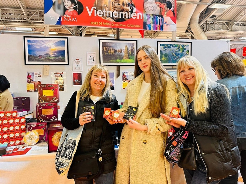 Lors de la foire internationale de Paris tenue du 27 avril au 8 mai 2024, les produits de Hai Yen Nha Trang, avaient reçu beaucoup d'attention de la part des visiteurs. Photo: baocongthuong. Lors de la foire internationale de Paris tenue du 27 avril au 8 mai 2024, les produits de Hai Yen Nha Trang, avaient reçu beaucoup d'attention de la part des visiteurs. Photo: baocongthuong.