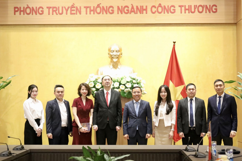 Les deux parties ont promis de se coordonner étroitement dans la préparation de la 2e session du Comité intergouvernemental Vietnam — Arménie sur la coopération économique, commerciale, scientifique et technique, afin de rendre la coopération bilatérale plus efficace et plus substantielle dans les domaines d’intérêt commun. Photo: congthuong.vn. Les deux parties ont promis de se coordonner étroitement dans la préparation de la 2e session du Comité intergouvernemental Vietnam — Arménie sur la coopération économique, commerciale, scientifique et technique, afin de rendre la coopération bilatérale plus efficace et plus substantielle dans les domaines d’intérêt commun. Photo: congthuong.vn.