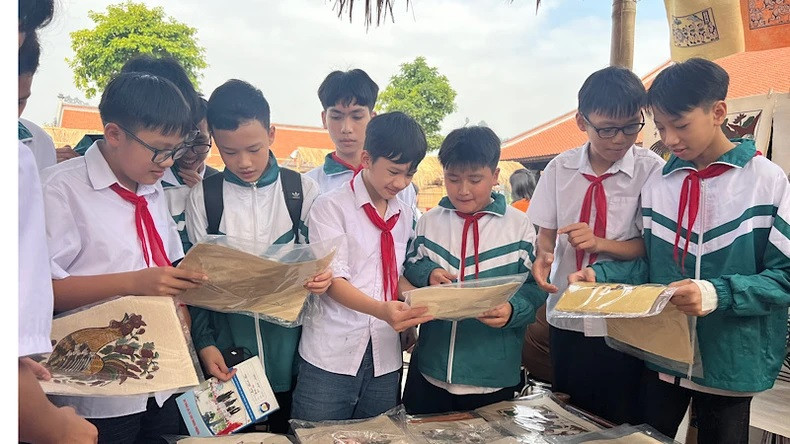 Les élèves sont ravis de découvrir le métier de fabrication des estampes populaires de Dông Hô. Photo : NDEL. Les élèves sont ravis de découvrir le métier de fabrication des estampes populaires de Dông Hô. Photo : NDEL.