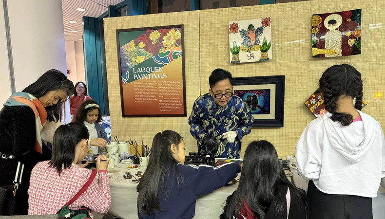 Les visiteurs ont l'occasion de découvrir la culture et les arts du Vietnam. Photo : Ambassade du Vietnam en Arabie Saoudite. Les visiteurs ont l'occasion de découvrir la culture et les arts du Vietnam. Photo : Ambassade du Vietnam en Arabie Saoudite.