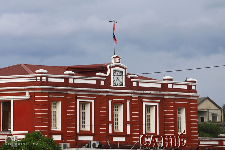 a gare de Hué, une structure construite à l'époque française, a également mis un drapeau en berne. a gare de Hué, une structure construite à l'époque française, a également mis un drapeau en berne.