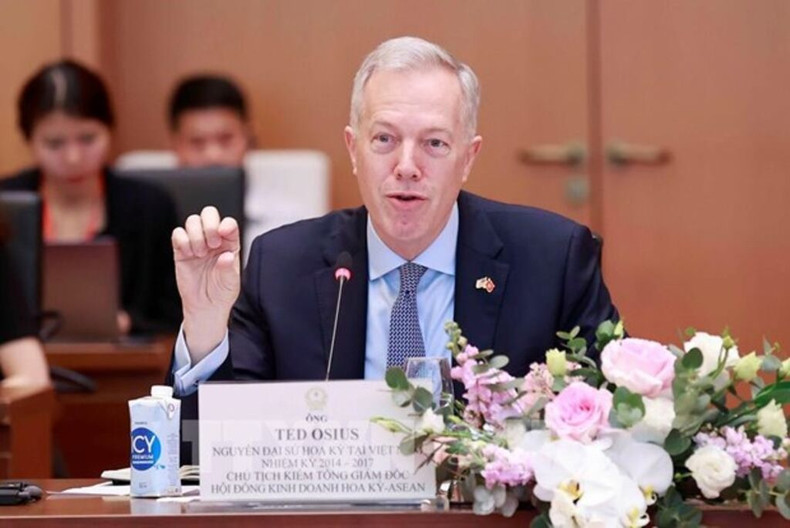 Selon Ted Osius, président et directeur général du Conseil d’affaires États-Unis — ASEAN (USABC), l'élévation des relations Vietnam — États-Unis au niveau de partenariat stratégique intégral a permis d’approfondir la confiance mutuelle et de promouvoir la coopération bilatérale dans tous les domaines. Les deux peuples et les entreprises des deux pays continuent de bénéficier de cette décision. Photo: VNA. Selon Ted Osius, président et directeur général du Conseil d’affaires États-Unis — ASEAN (USABC), l'élévation des relations Vietnam — États-Unis au niveau de partenariat stratégique intégral a permis d’approfondir la confiance mutuelle et de promouvoir la coopération bilatérale dans tous les domaines. Les deux peuples et les entreprises des deux pays continuent de bénéficier de cette décision. Photo: VNA.
