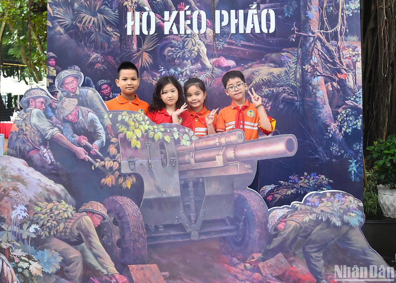 L’espace sur le thème « Hò kéo pháo » (Chant de halage des canons), une chanson célèbre rédigée par le compositeur Hoang Van dans les tranchés de Diên Biên Phu, suscite la curiosité de nombreux élèves. Photo: NDEL.