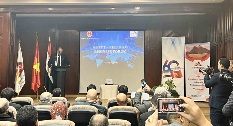 Le président de la Chambre de Commerce de Gizeh, Osama Al-Shahed (debout, à gauche), prend la parole lors du forum. Photo : baoquocte.vn