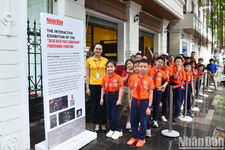 Les élèves en CM1 de l'école primaire Trang An de Hanoï attendent leur tour pour entrer dans l'exposition. Photo: NDEL.