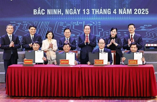 Le président de l'Assemblée nationale, Trân Thanh Mân, assiste à la cérémonie de signature du protocole d'accord de coopération. Photo : VNA. Le président de l'Assemblée nationale, Trân Thanh Mân, assiste à la cérémonie de signature du protocole d'accord de coopération. Photo : VNA.