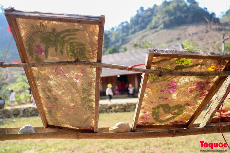 Après avoir recouvert de pâte à papier, la peinture sur papier sera exposée au soleil pendant environ 2 heures. La peinture inclinée à un angle de 45oC, face à la lumière du soleil, mettra en valeur les fleurs posées dessus. Après avoir recouvert de pâte à papier, la peinture sur papier sera exposée au soleil pendant environ 2 heures. La peinture inclinée à un angle de 45oC, face à la lumière du soleil, mettra en valeur les fleurs posées dessus.