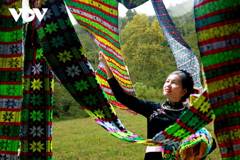 Les motifs sur les produits en brocart de l’ethnie Tày sont une combinaison harmonieuse de lignes fines et de couleurs accrocheuses. Les couleurs vives, sombres, chaudes et froides sont très habilement traitées sur le fond principal blanc laiteux, créant une identité unique difficile à confondre avec les motifs décoratifs des autres ethnies. Photo: VOV.