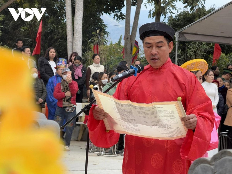 « Notre ambition est de transformer cette cérémonie en un moteur culturel et touristique. Nous prévoyons d’importants investissements dans les infrastructures et la modernisation du site, tout en préservant son authenticité culturelle », a souligné Nguyên Duc Thiên, vice-président du Comité populaire du district de Song Ma. Photo : VOV « Notre ambition est de transformer cette cérémonie en un moteur culturel et touristique. Nous prévoyons d’importants investissements dans les infrastructures et la modernisation du site, tout en préservant son authenticité culturelle », a souligné Nguyên Duc Thiên, vice-président du Comité populaire du district de Song Ma. Photo : VOV