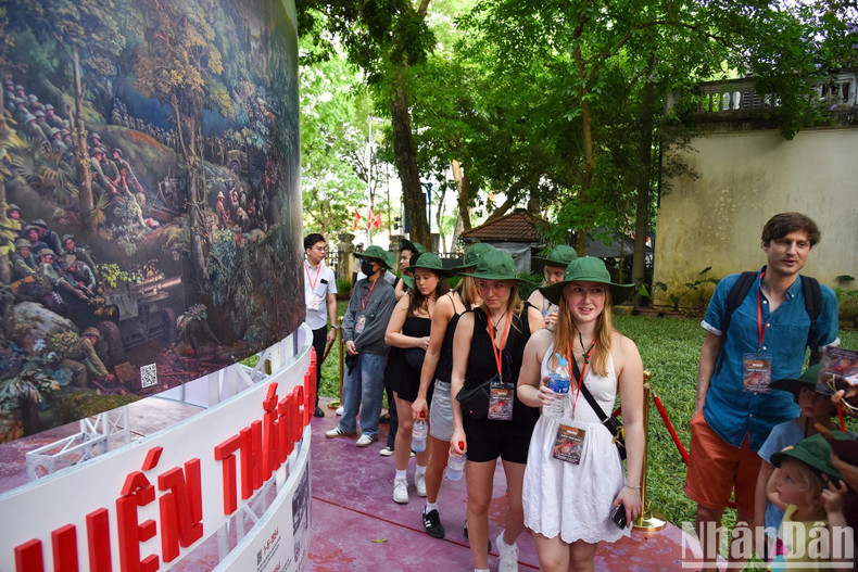 L'exposition attire l'attention d'un grand nombre de visiteurs, dont les étrangers, dès son premier jour d'ouverture. Elle revêt une signification particulièrement importante dans la diffusion des valeurs culturelles et historiques, permettant aux gens, en particulier aux jeunes générations, d’aborder l'histoire d'une manière plus intéressante et nouvelle. Photo: NDEL.