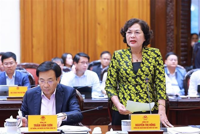 La gouverneure de la Banque d'État du Vietnam (BEV), Nguyen Thi Hong, a affirmé que la BEV suivra de près l'évolution du marché pour mettre en œuvre les outils et les solutions au bon moment et dans la bonne mesure, avec l’accent mis sur le maintien de la stabilité du taux de change et du taux d’intérêt. La gouverneure de la Banque d'État du Vietnam (BEV), Nguyen Thi Hong, a affirmé que la BEV suivra de près l'évolution du marché pour mettre en œuvre les outils et les solutions au bon moment et dans la bonne mesure, avec l’accent mis sur le maintien de la stabilité du taux de change et du taux d’intérêt.