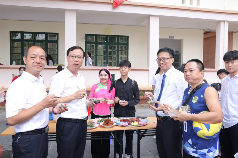 Des amis chinois apprécient les spécialités culinaires de Lao Cai. Photo: Lycée d’excellence de Lao Cai.