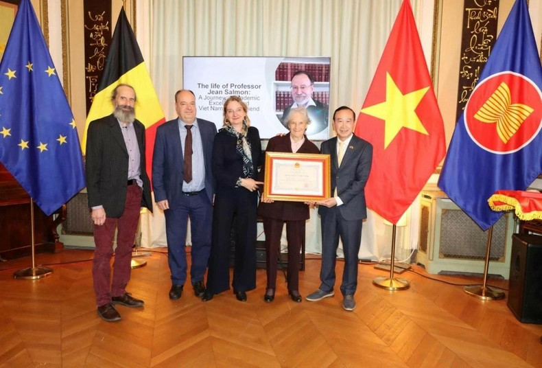 L'ambassadeur vietnamien en Belgique, Nguyên Van Thao (1er à droite), remet à titre posthume l'Ordre de l'amitié de l'État vietnamien au défunt professeur Jean Salmon à sa famille. Photo : Ambassade du Vietnam au Royaume de Belgique