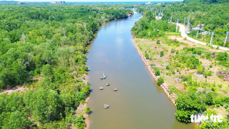 La rivière Cua Cạn (commune de Cua Cạn), entourée d’une végétation luxuriante, accueille des activités de tourisme fluvial telles que la balade en barque, tout en mettant en valeur les traditions locales. (Photo: Chi Công)