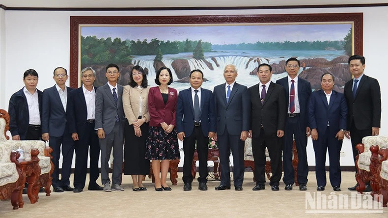La délégation du journal Nhân Dân reçue par le chef de la Commission de sensibilisation et d’entraînement du CC du PPRL, Khamphan Pheuyavong. Photo : NDEL. La délégation du journal Nhân Dân reçue par le chef de la Commission de sensibilisation et d’entraînement du CC du PPRL, Khamphan Pheuyavong. Photo : NDEL.