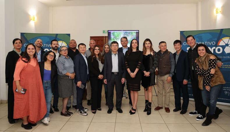 La mission de l'ambassade du Vietnam au Mexique et des représentants d'entreprises mexicaines. Photo : VNA.