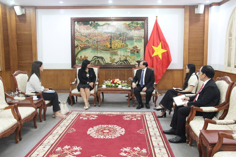 Afin de promouvoir la coopération vietnamo-slovène dans la culture, le vice-ministre Ta Quang Dong a demandé aux deux pays de multiplier les échanges de délégations à tous les niveaux et les partages d’informations et d’expériences dans le développement des activités culturelles et artistiques. Il a également souligné l’importance de renforcer la coordination entre les organes compétents des deux pays dans l’organisation des échanges culturels et artistiques tant au niveau bilatéral que multilatéral. Photo: toquoc.vn.