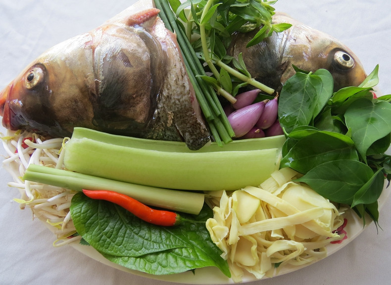 La soupe aigre-douce de poisson comprend généralement un bouillon à base de tamarin, d’ananas, de tomates, de gombo, de germes de soja et d’autres légumes. Le poisson préparé est principalement le poisson-chat, mais peut parfois être de la carpe, du poisson-serpent ou du saumon. La soupe aigre-douce de poisson comprend généralement un bouillon à base de tamarin, d’ananas, de tomates, de gombo, de germes de soja et d’autres légumes. Le poisson préparé est principalement le poisson-chat, mais peut parfois être de la carpe, du poisson-serpent ou du saumon.