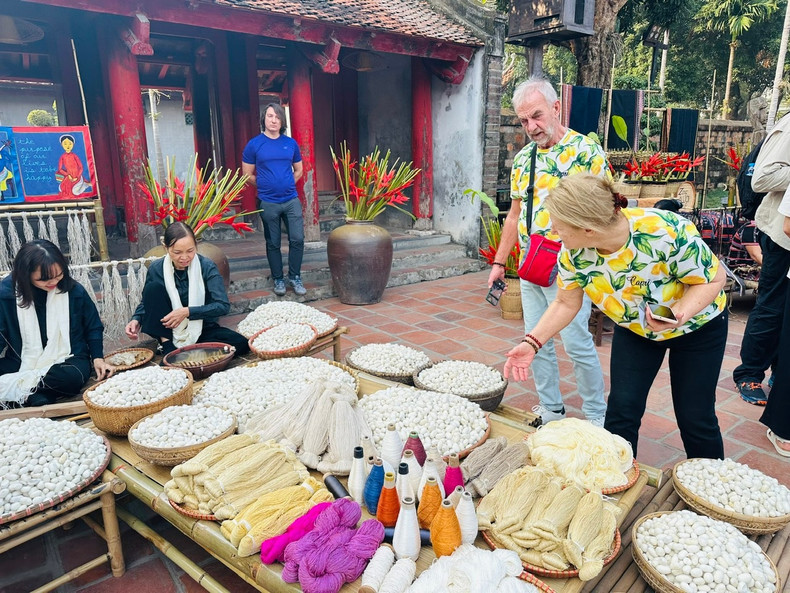 Le programme vise à créer un espace culturel et créatif qui présente aux touristes vietnamiens et étrangers la quintessence des villages artisanaux du Vietnam et de Hanoï en particulier, dont plusieurs sont reconnus en tant que patrimoine culturel immatériel national. Photo : hanoimoi.vn. Le programme vise à créer un espace culturel et créatif qui présente aux touristes vietnamiens et étrangers la quintessence des villages artisanaux du Vietnam et de Hanoï en particulier, dont plusieurs sont reconnus en tant que patrimoine culturel immatériel national. Photo : hanoimoi.vn.