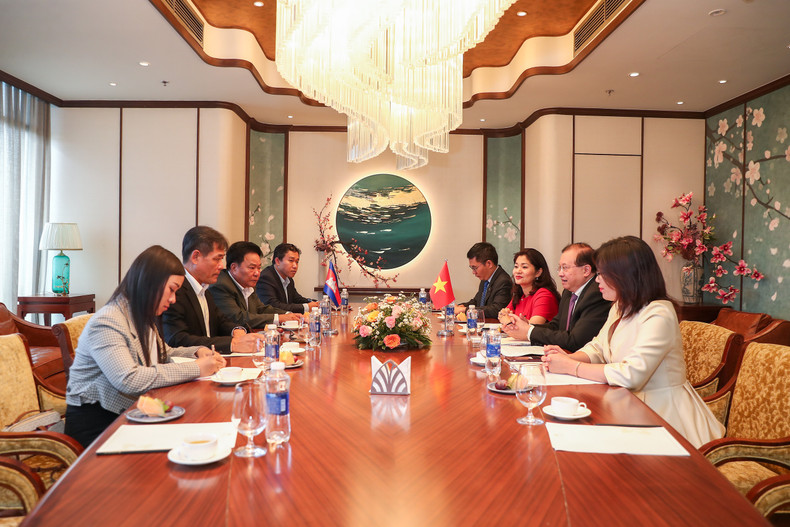 Séance de travail entre le vice-ministre vietnamien de la Culture, des Sports et du Tourisme, Ta Quang Dong, et le secrétaire d'État du ministère cambodgien de la Culture et des Arts, Ek Buntha, le 3 septembre à Quy Nhon. Photo: toquoc