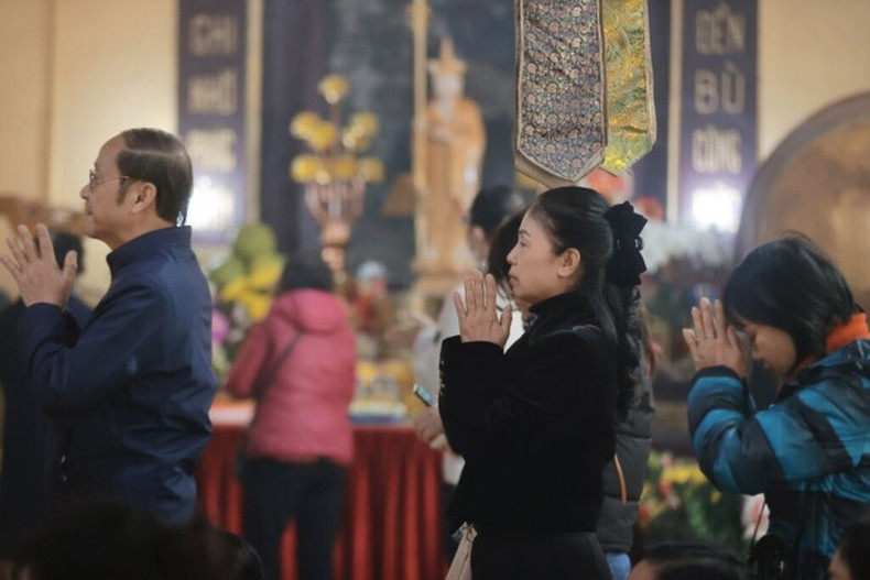 Devant l'autel, les mains jointes, chacun murmure des prières pour mettre tous les chances de son côté en ce début d'année. Photo : VNA. Devant l'autel, les mains jointes, chacun murmure des prières pour mettre tous les chances de son côté en ce début d'année. Photo : VNA.