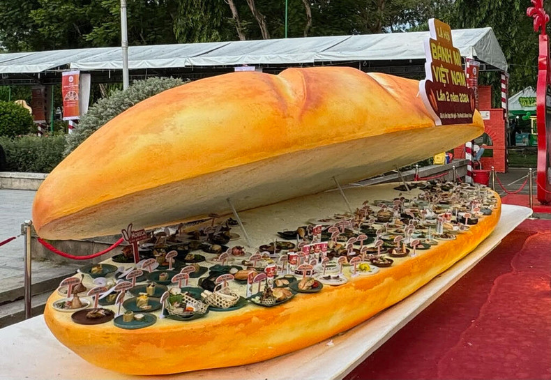 Ces 150 plats forment un « bánh mì »géant et représentent la diversité de la cuisine de nombreuses localités à travers le Vietnam.