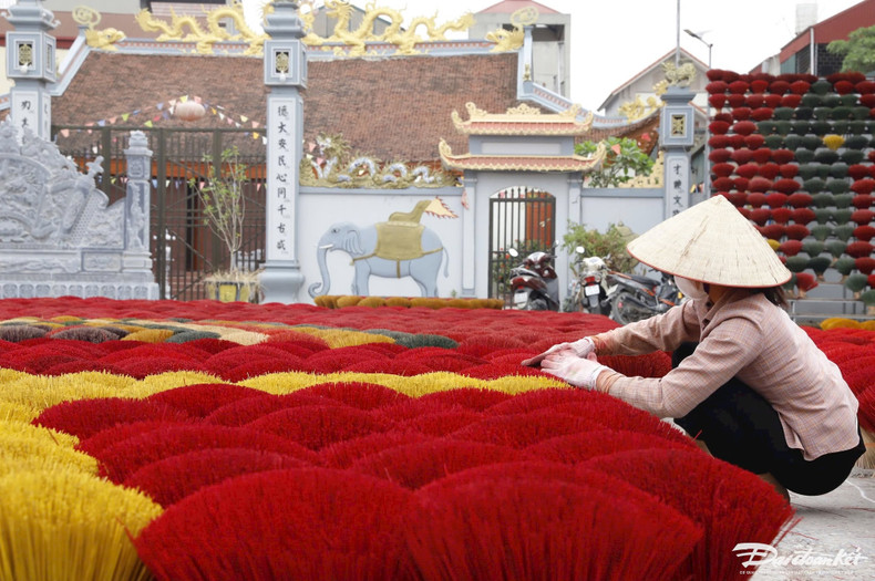 Les bâtons d’encens de Quang Phu Cau sont non seulement appréciés par les clients nationaux, mais également exportés vers de nombreux marchés à travers le monde, comme la Chine, l’Inde et la Malaisie. Photo: daidoanket.vn. Les bâtons d’encens de Quang Phu Cau sont non seulement appréciés par les clients nationaux, mais également exportés vers de nombreux marchés à travers le monde, comme la Chine, l’Inde et la Malaisie. Photo: daidoanket.vn.