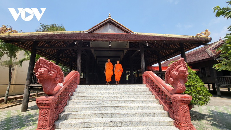 La pagode a 115 statues de pierre, une stèle de pierre et une cloche datée de 1887. Les ouvrages sont érigés et parsemés dans la verdure dans la cour. Photo: VOV.