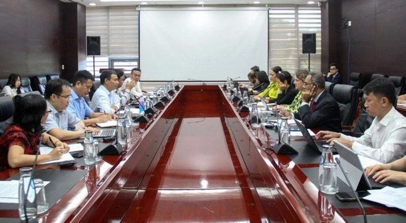 Vue générale de la séance de travail entre les autorités de la ville de Da Nang et des experts du groupe d’assistance de la création du centre financier de niveau régional et international, le 6 août à Da Nang. Photo: NDEL. Vue générale de la séance de travail entre les autorités de la ville de Da Nang et des experts du groupe d’assistance de la création du centre financier de niveau régional et international, le 6 août à Da Nang. Photo: NDEL.