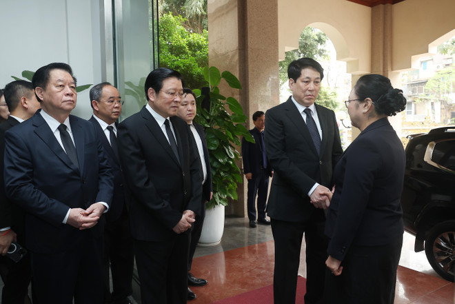 Le président Luong Cuong (droite) rend hommage à l&apos;ancien président du PPRL, Khamtay Siphandone. Photo : VNA.