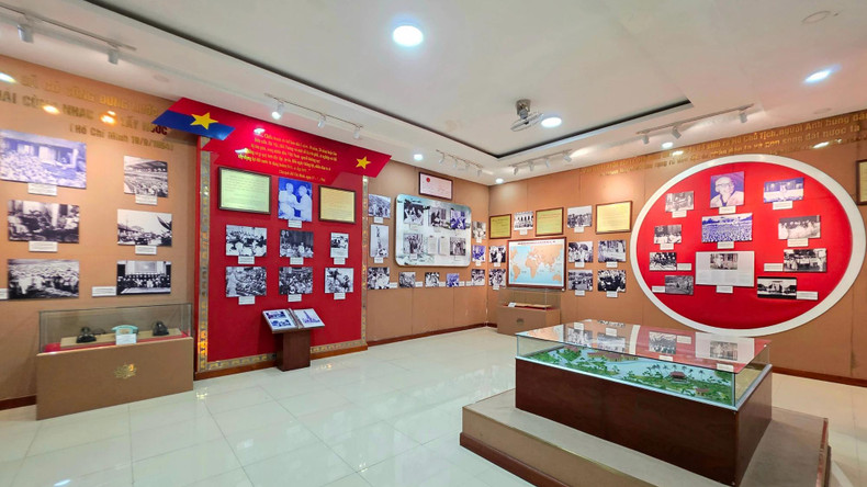 Les visiteurs peuvent mieux comprendre la vie et la carrière révolutionnaire du Président Hô Chi Minh à travers de nombreux photos, documentaires et objets d’une valeur historique inestimable. Photo : My Hanh/NDEL.
