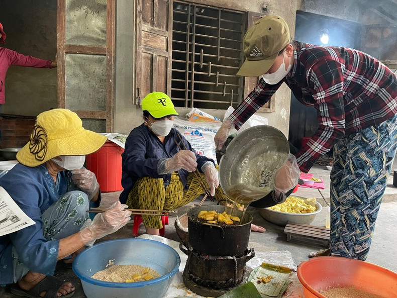 Les biscuits au sésame sont une délicieuse spécialité de confiserie de Quang Ngai, très appréciés des touristes nationaux et étrangers. C’est également l’un des cadeaux préférés pour leurs proches et leur famille après leur voyage dans cette province. Les biscuits au sésame sont une délicieuse spécialité de confiserie de Quang Ngai, très appréciés des touristes nationaux et étrangers. C’est également l’un des cadeaux préférés pour leurs proches et leur famille après leur voyage dans cette province.