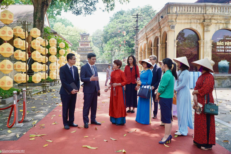 La présidente de l’Assemblée générale de l’UNESCO et sa suite écoutent présenter les informations historiques sur le palais Kinh Thiên, qui se situe au cœur de la cité impériale de Thang Long et dont la construction a eu lieu au 15e siècle. Autrefois, c’était le lieu où se déroulaient les plus importantes réunions et les cérémonies les plus solennelles de la cour royale. C’est dans ce palais qu’ont été prises les plus grandes décisions du pays tant en matière d’édification que de défense nationale. Il s’agissait du palais le plus important de l’ancienne cité impériale, car c’était le lieu où le roi et la cour honoraient le ciel et la terre. Photo : baoquocte.vn.