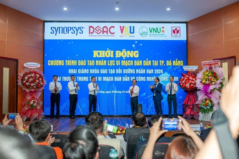 Cérémonie d’inauguration d'un programme de formation des ressources humaines dans les industries de puces électroniques et de semi-conducteurs, avec le soutien de la société américaine Synopsys, le 26 mars dans la ville de Dà Nang. Photo : NDEL.