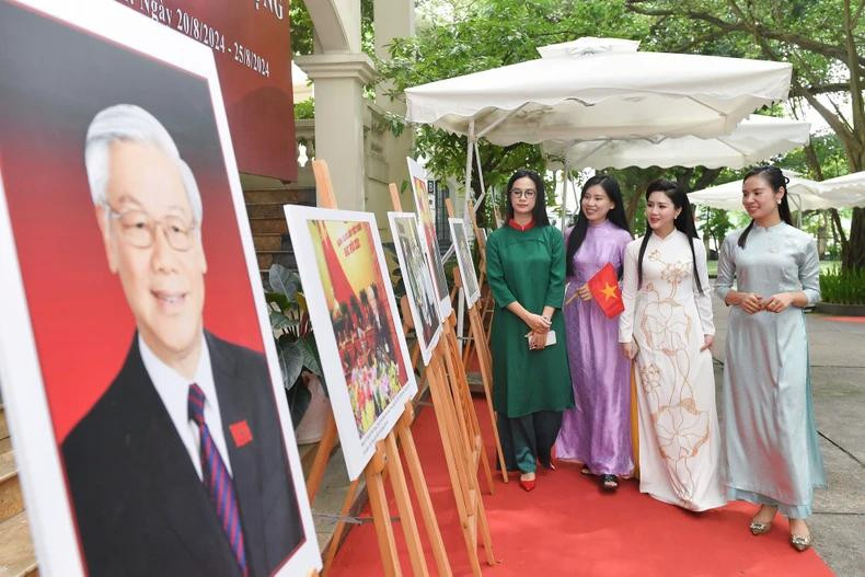 L’exposition a lieu du 20 au 25 août au siège du journal Nhân Dân, situé au 71, rue Hàng Trông, à Hanoi. Elle présente au public 44 clichés illustrant la vie et la carrière du Secrétaire général du Parti Nguyên Phu Trong à travers différentes périodes du développement national. Photo: The Dai/NDEL L’exposition a lieu du 20 au 25 août au siège du journal Nhân Dân, situé au 71, rue Hàng Trông, à Hanoi. Elle présente au public 44 clichés illustrant la vie et la carrière du Secrétaire général du Parti Nguyên Phu Trong à travers différentes périodes du développement national. Photo: The Dai/NDEL