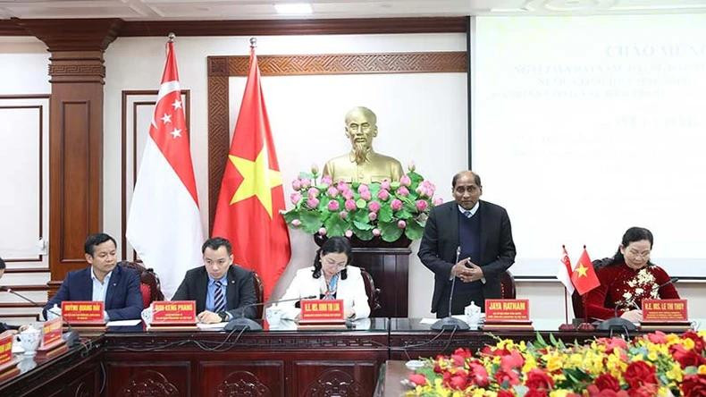 Selon l’ambassadeur Jaya Ratnam, Singapour est prête à soutenir la province de Ha Nam dans l’éducation et la formation des ressources humaines hautement qualifiées. Photo : NDEL. Selon l’ambassadeur Jaya Ratnam, Singapour est prête à soutenir la province de Ha Nam dans l’éducation et la formation des ressources humaines hautement qualifiées. Photo : NDEL.