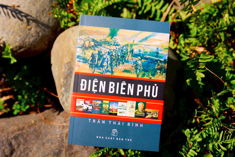 Le livre « Diên Biên Phu – Penser à réfléchir », rédigé par Tran Thai Binh, regroupe des documents permettant aux lecteurs de mieux comprendre les significations et les leçons de la campagne historique de Diên Biên Phu en 1954. Photo: nxbtre.com.vn.