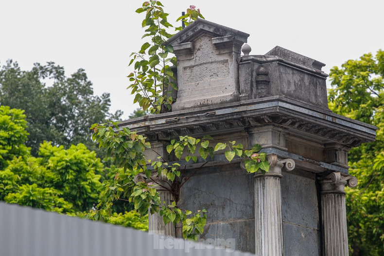 La fontaine du Crapaud est une combinaison harmonieuse entre l’architecture occidentale et celle orientale. C’est une fontaine en pierre avec des dragons sculptés entourés par quatre crapauds en bronze crachant de l’eau. Au fil du temps, cet ouvrage a été gravement dégradé. Le service municipal de la Construction de Hanoï a dû utiliser des ceintures en acier pour maintenir sa structure. Photo : tienphong.vn. La fontaine du Crapaud est une combinaison harmonieuse entre l’architecture occidentale et celle orientale. C’est une fontaine en pierre avec des dragons sculptés entourés par quatre crapauds en bronze crachant de l’eau. Au fil du temps, cet ouvrage a été gravement dégradé. Le service municipal de la Construction de Hanoï a dû utiliser des ceintures en acier pour maintenir sa structure. Photo : tienphong.vn.