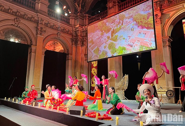 Un numéro artistique présenté lors de la célébration du Têt à Paris. Photo: NDEL.