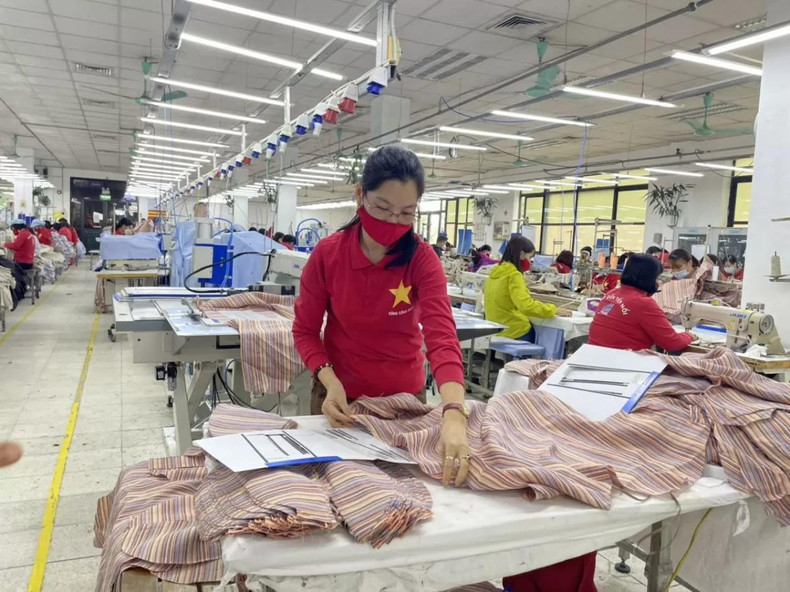 Selon les prévisions, en 2025, avec la reprise des principaux marchés d’exportation, comme les États-Unis et l’Union européenne, ainsi qu’une amélioration du pouvoir d’achat des consommateurs, le secteur du textile vietnamien pourrait connaître de nouvelles perspectives de croissance. Photo : congthuong.vn. Selon les prévisions, en 2025, avec la reprise des principaux marchés d’exportation, comme les États-Unis et l’Union européenne, ainsi qu’une amélioration du pouvoir d’achat des consommateurs, le secteur du textile vietnamien pourrait connaître de nouvelles perspectives de croissance. Photo : congthuong.vn.
