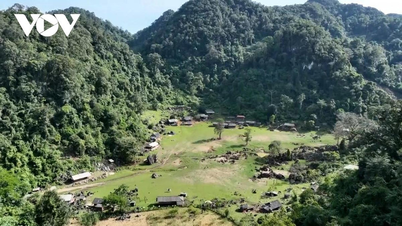 Hang Táu est un village de l’ethnie H'Mông, situé dans une vallée entourée de montagnes escarpées du district de Môc Châu, province de Son La (au nord-ouest). Le paysage y est encore vierge et la vie y est paisible, presque isolée de la société moderne. C’est un village sans électricité, pas de connexion téléphonique et ni Internet. Photo : VOV. Hang Táu est un village de l’ethnie H'Mông, situé dans une vallée entourée de montagnes escarpées du district de Môc Châu, province de Son La (au nord-ouest). Le paysage y est encore vierge et la vie y est paisible, presque isolée de la société moderne. C’est un village sans électricité, pas de connexion téléphonique et ni Internet. Photo : VOV.