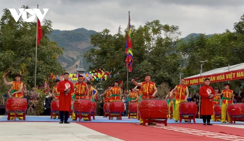 Connues en vietnamien sous le nom de Hai Ba Trung, littéralement « les deux dames Trung », et individuellement comme Trung Trac et Trung Nhi, les sœurs Trung (12 – 43 après J.C.) sont considérées comme des héroïnes nationales. En 39, Thi Sach, le mari de Trung Trac, a été assassiné par To Dinh, commandeur chinois de la province Giao Chi, lors de sa révolte contre la domination de l’Empire chinois. En l’an 40, Trung Trac et sa sœur Trung Nhi ont réussi à rallier les patriotes et reconquérir le pays. Elles se proclamèrent reines. Photo : VOV Connues en vietnamien sous le nom de Hai Ba Trung, littéralement « les deux dames Trung », et individuellement comme Trung Trac et Trung Nhi, les sœurs Trung (12 – 43 après J.C.) sont considérées comme des héroïnes nationales. En 39, Thi Sach, le mari de Trung Trac, a été assassiné par To Dinh, commandeur chinois de la province Giao Chi, lors de sa révolte contre la domination de l’Empire chinois. En l’an 40, Trung Trac et sa sœur Trung Nhi ont réussi à rallier les patriotes et reconquérir le pays. Elles se proclamèrent reines. Photo : VOV