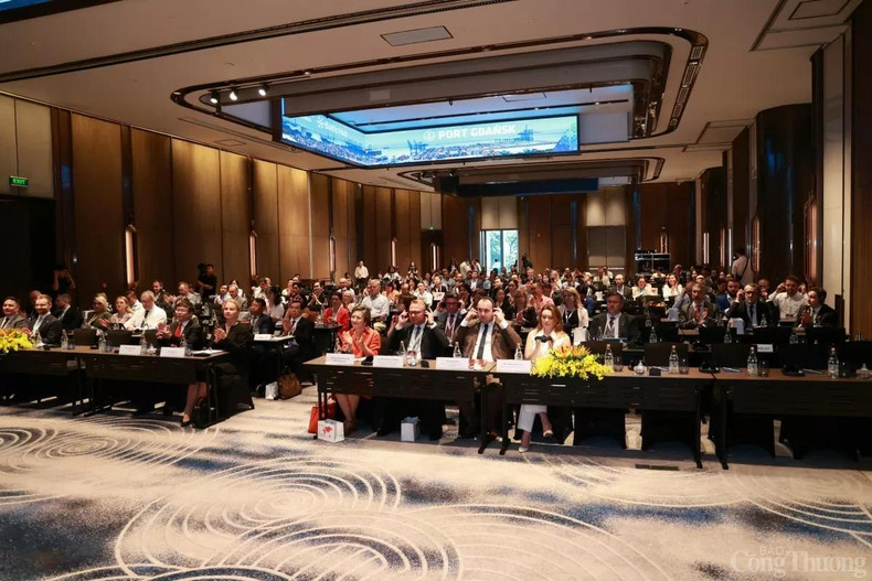 La conférence d'affaires Vietnam — Pologne est une bonne occasion pour les entreprises des deux pays, notamment celles opérant dans les domaines des infrastructures portuaires, de la logistique, des services de transport et de l’import-export, d’échanger des informations sur leur marché respectif et de chercher des opportunités de coopération bilatérale. Photo : congthuong.vn. La conférence d'affaires Vietnam — Pologne est une bonne occasion pour les entreprises des deux pays, notamment celles opérant dans les domaines des infrastructures portuaires, de la logistique, des services de transport et de l’import-export, d’échanger des informations sur leur marché respectif et de chercher des opportunités de coopération bilatérale. Photo : congthuong.vn.